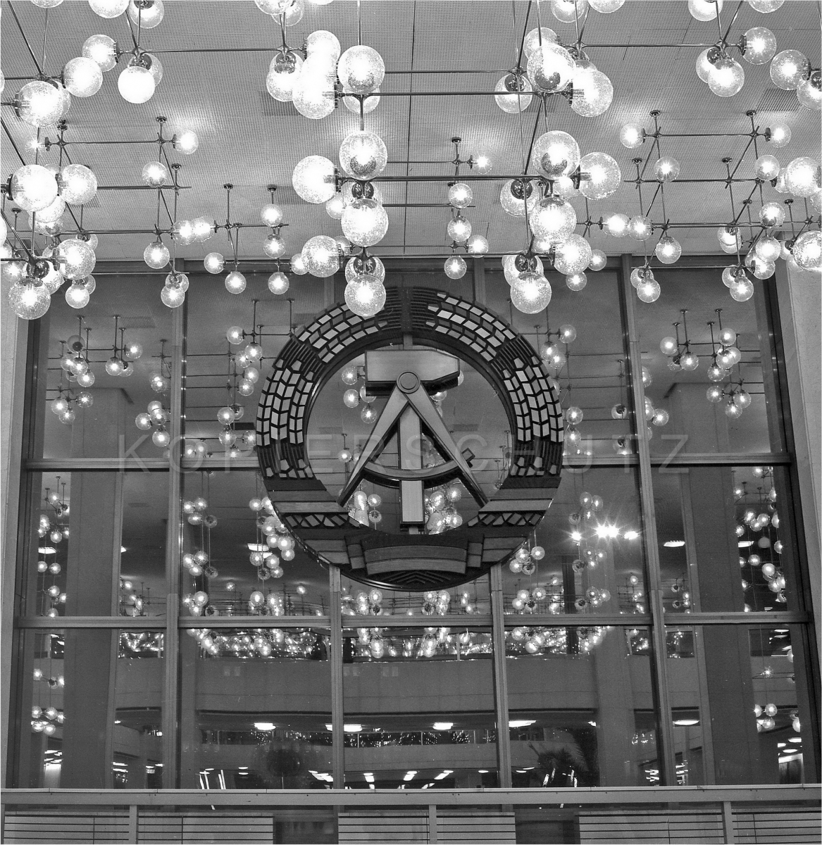 Nr01-076_Palast-der-Republik-Foyer-1987
