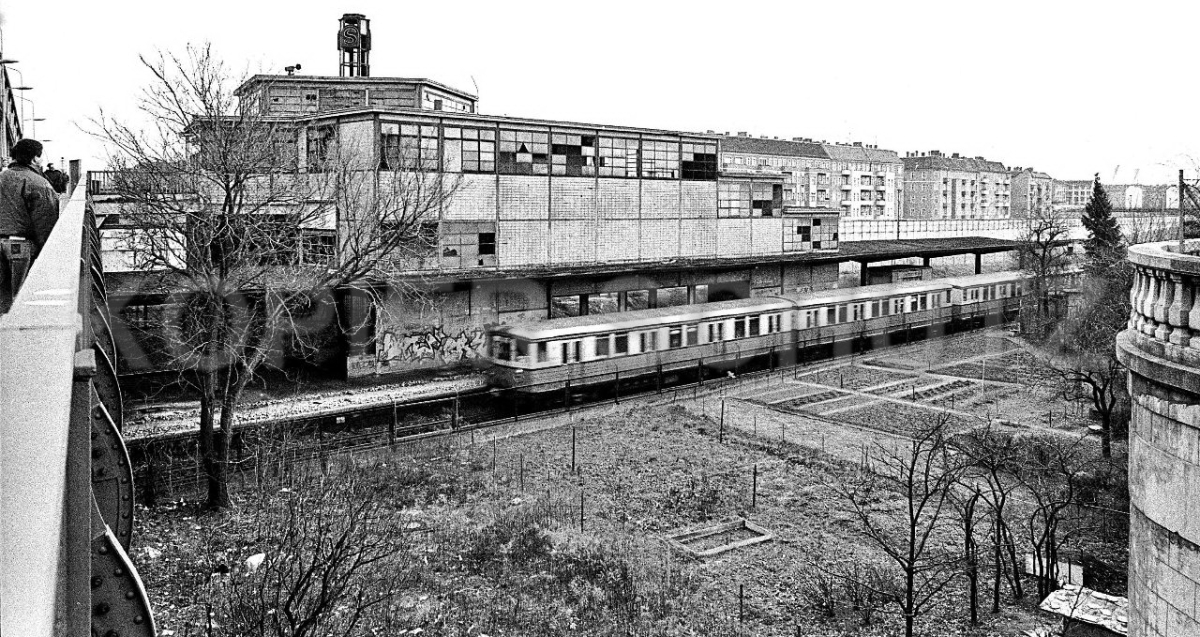 Nr03-45_27.1.1990-S-Bahnhof-Bornholmerstraße-Westseite-der-Bösebrücke-