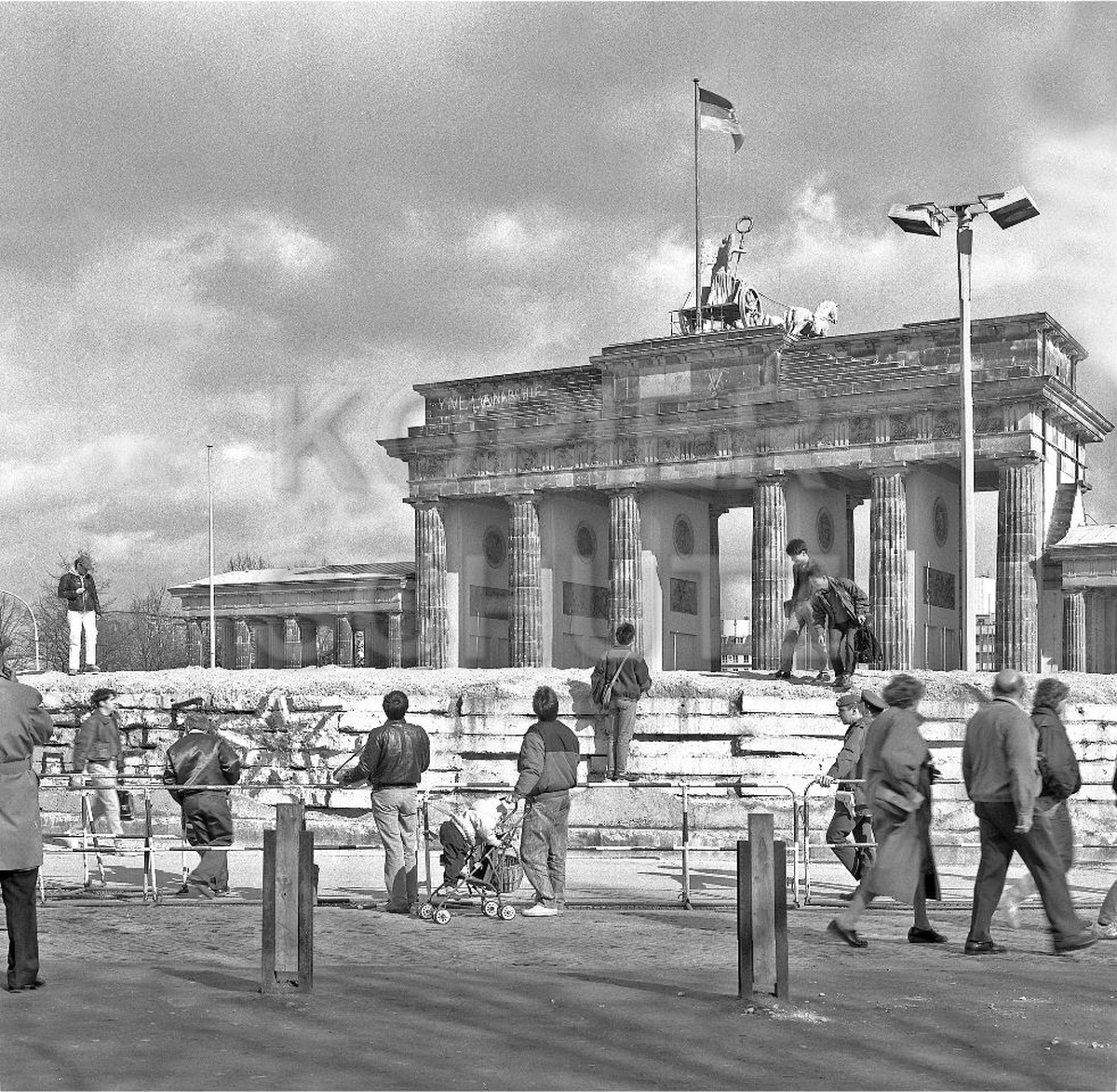 Nr03-49_5.2.1990-Brandenburger-Tor-Westseite-